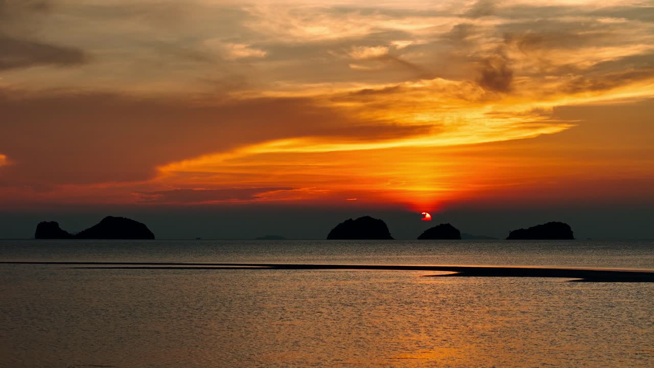 해가 지는 것을 바라보는 해변에서 촬영된 드론