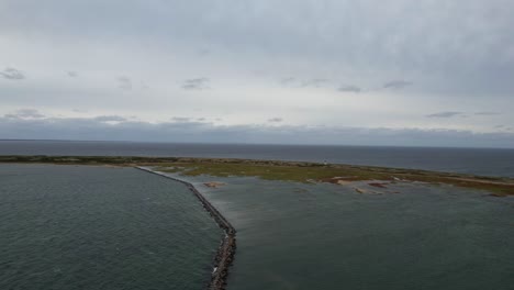 una vista aérea tormentosa de la calzada de provincetown, en el estado de massachusetts.