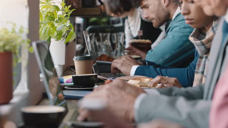 diversas personas de negocios manos usando computadoras portátiles en una cafetería concurrida bulliciosa con actividad trabajando en línea navegando compartiendo comunicación de correo electrónico digital