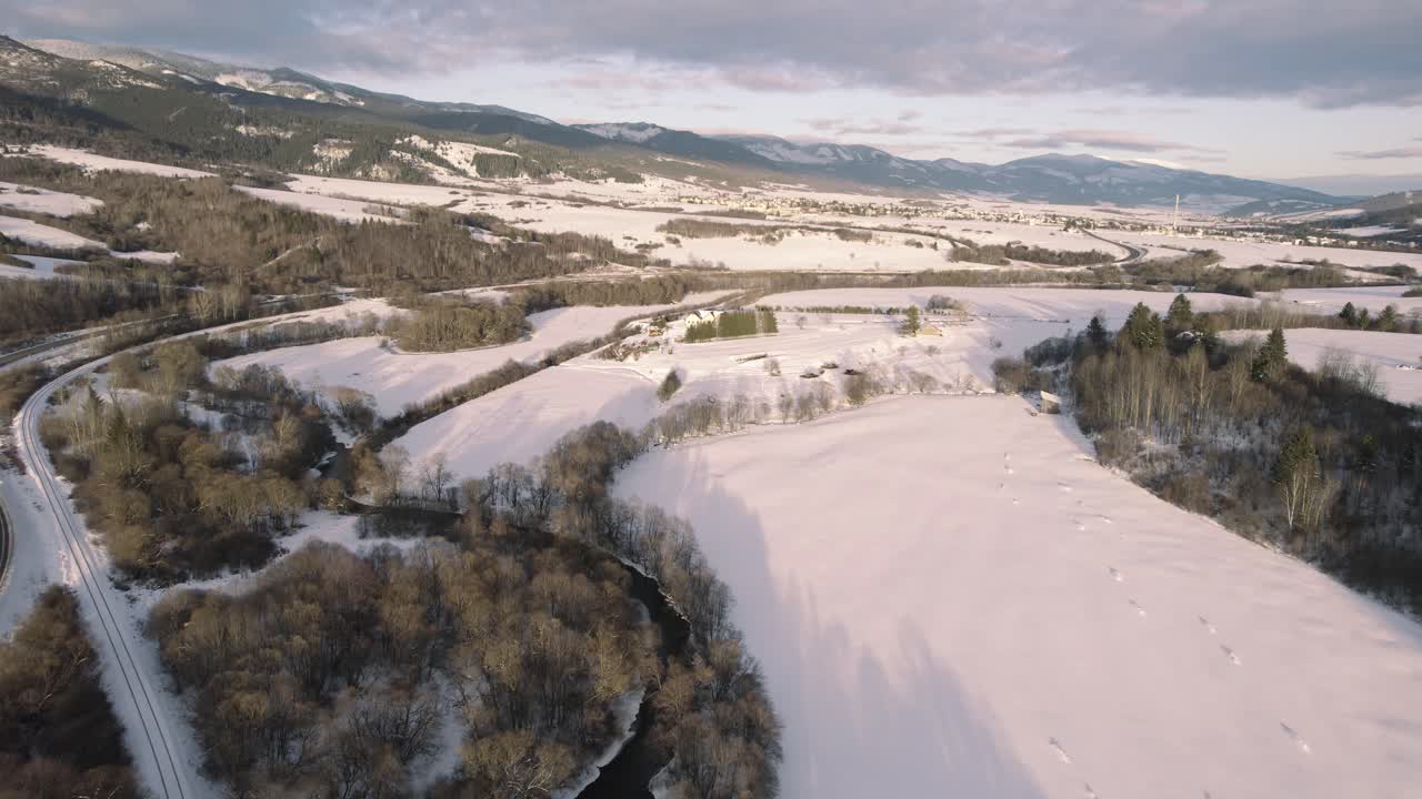 una vista impresionante del paisaje nevado se abre desde el aire