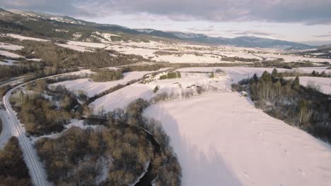 Una-Vista-Impresionante-Del-Paisaje-Nevado-Se-Abre-Desde-El-Aire