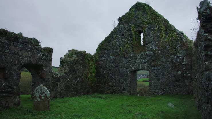 Ruína de uma Antiga Igreja de Pedra com Túmulos, Irlanda.