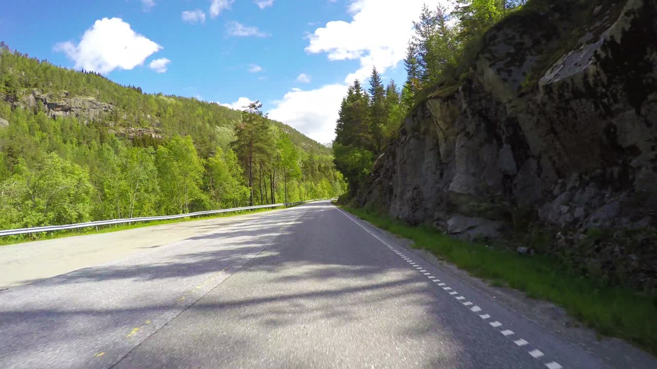 Guidare un'auto su una strada in Norvegia.