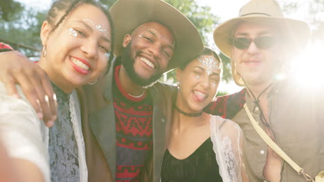 selfie, amigos y felicidad al aire libre