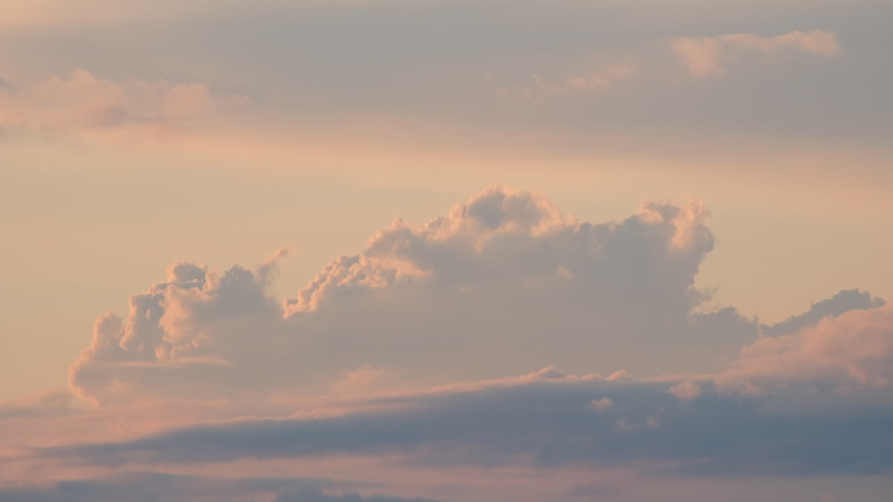 해가 지는 것에 의해 빛나는 구름의 시간 경과