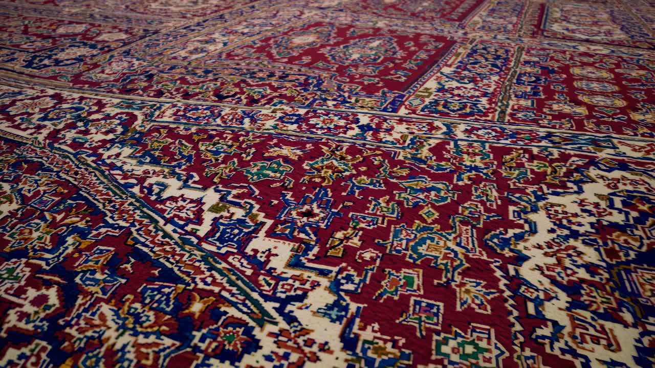 alfombra persa que revela intrincados tejidos, tonos saturados que interactúan a través de complejos patrones geométricos, mostrando el arte textil y el patrimonio cultural a través de detalles de diseño meticulosos