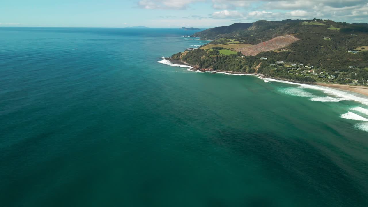 drone volando a través de la playa de agua caliente durante la marea baja
