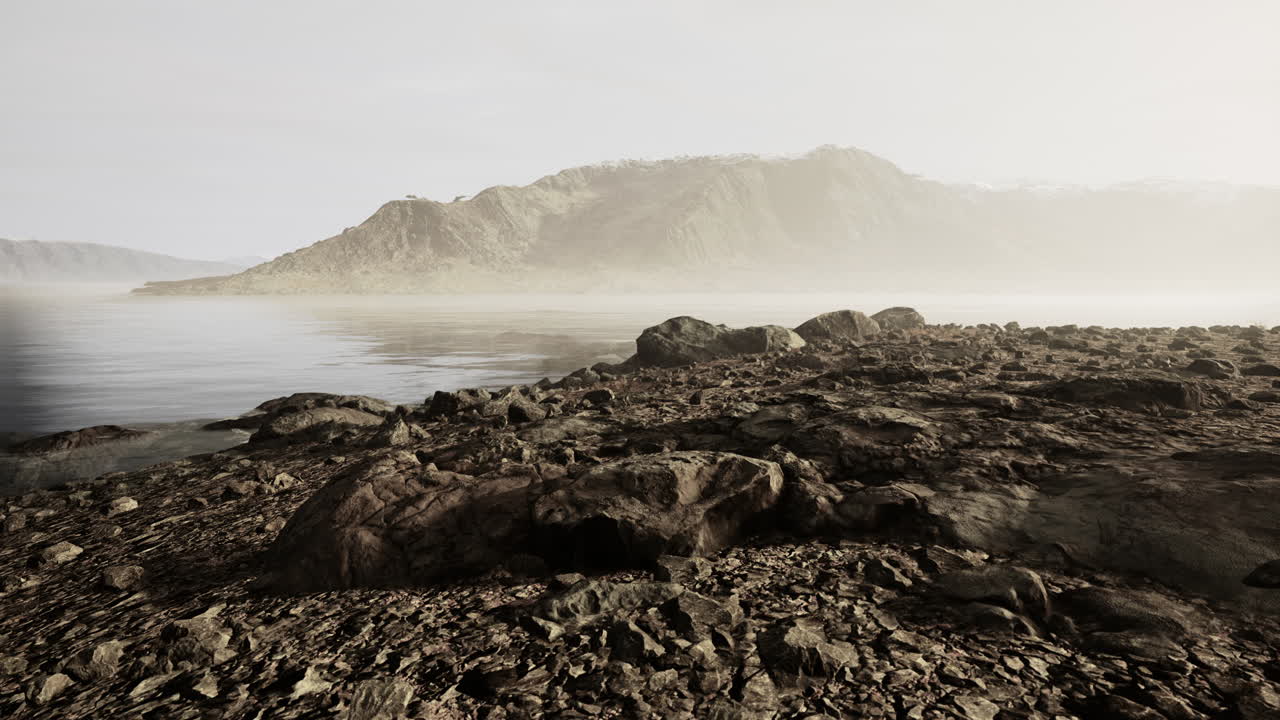 비가 오는 날씨 에 모레인 들 사이 에 산 호수 가 있는 대기 풍경