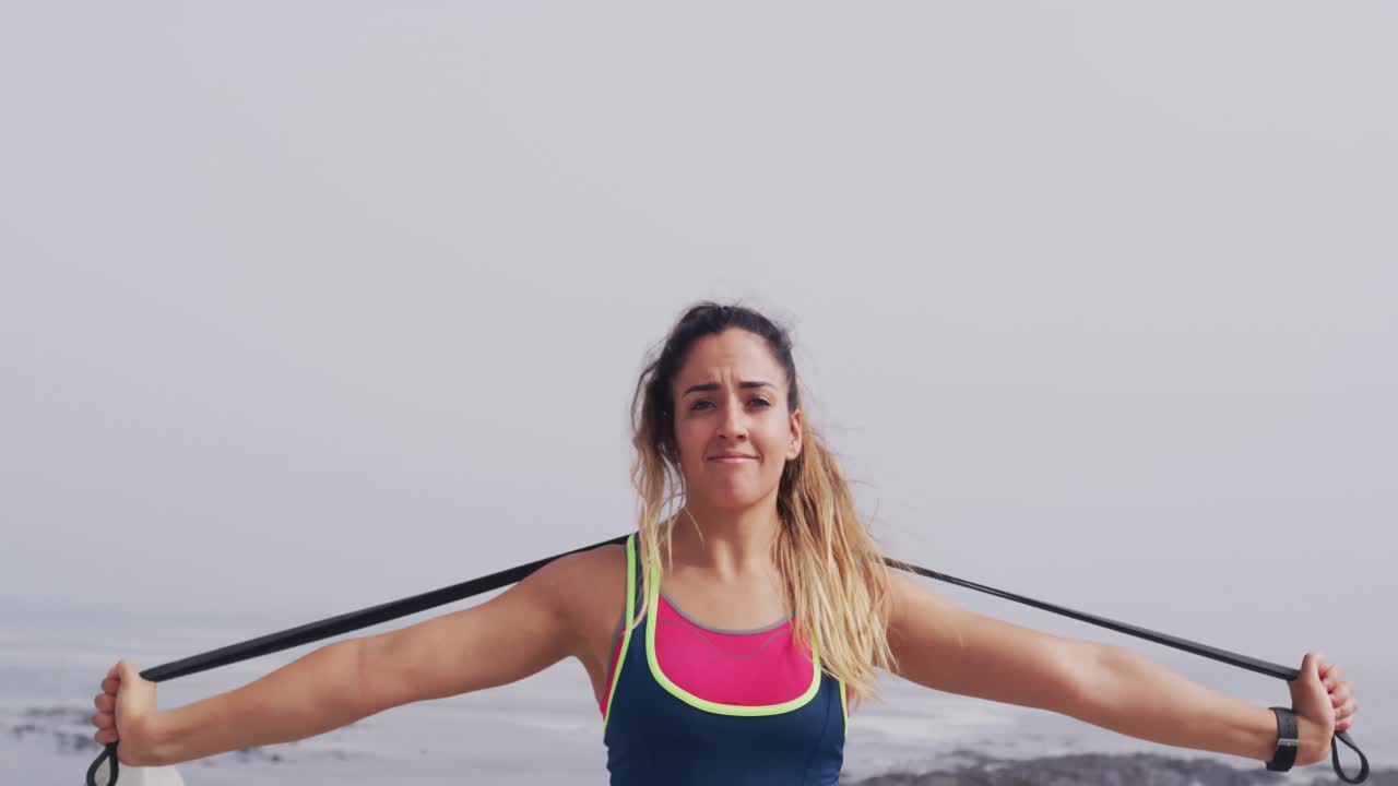 mujer caucásica trabajando en los muelles