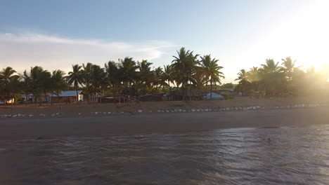 Kokospalmen-An-Einem-Strand-Während-Eines-Sonnenuntergangs,-Kourou-Guayana-Drohnenansicht