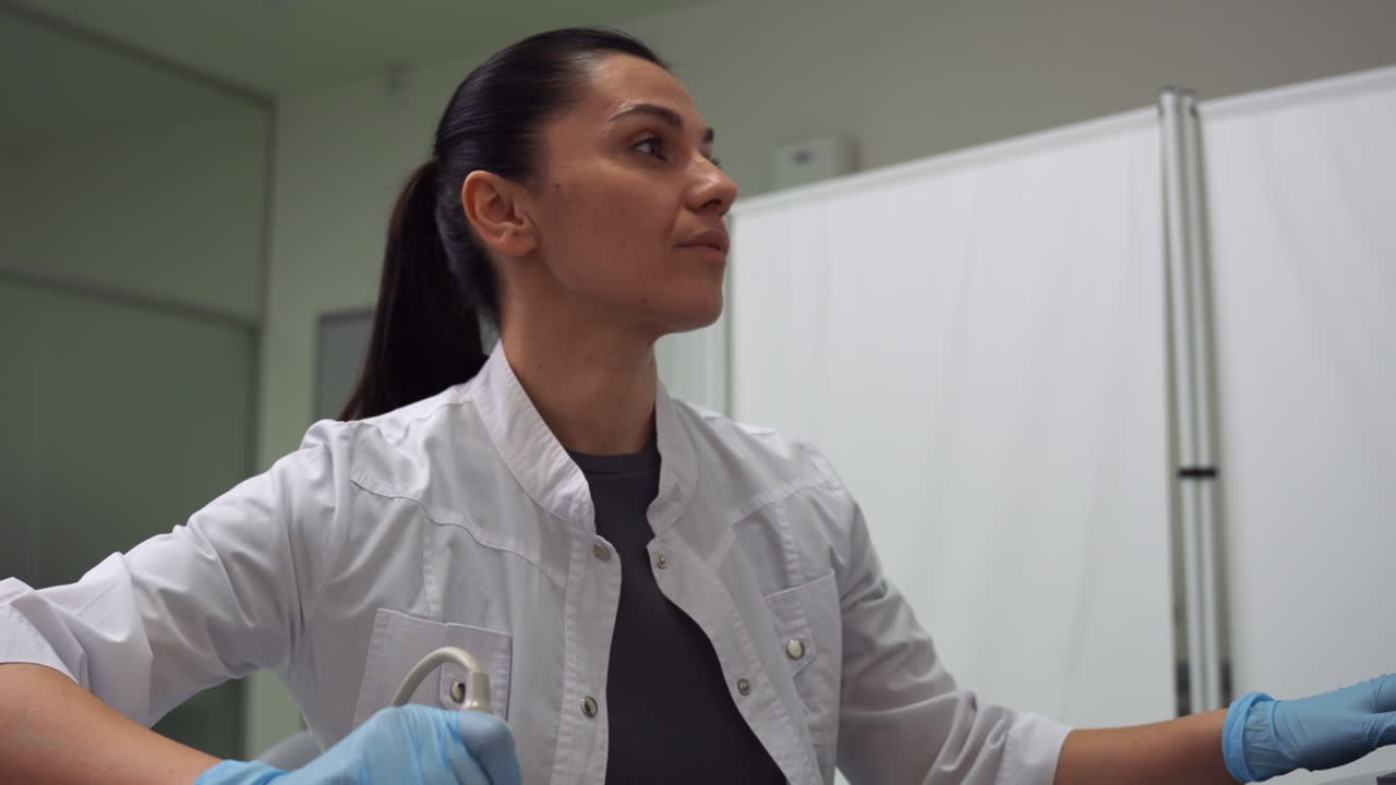 mujer embarazada acostada en una camilla