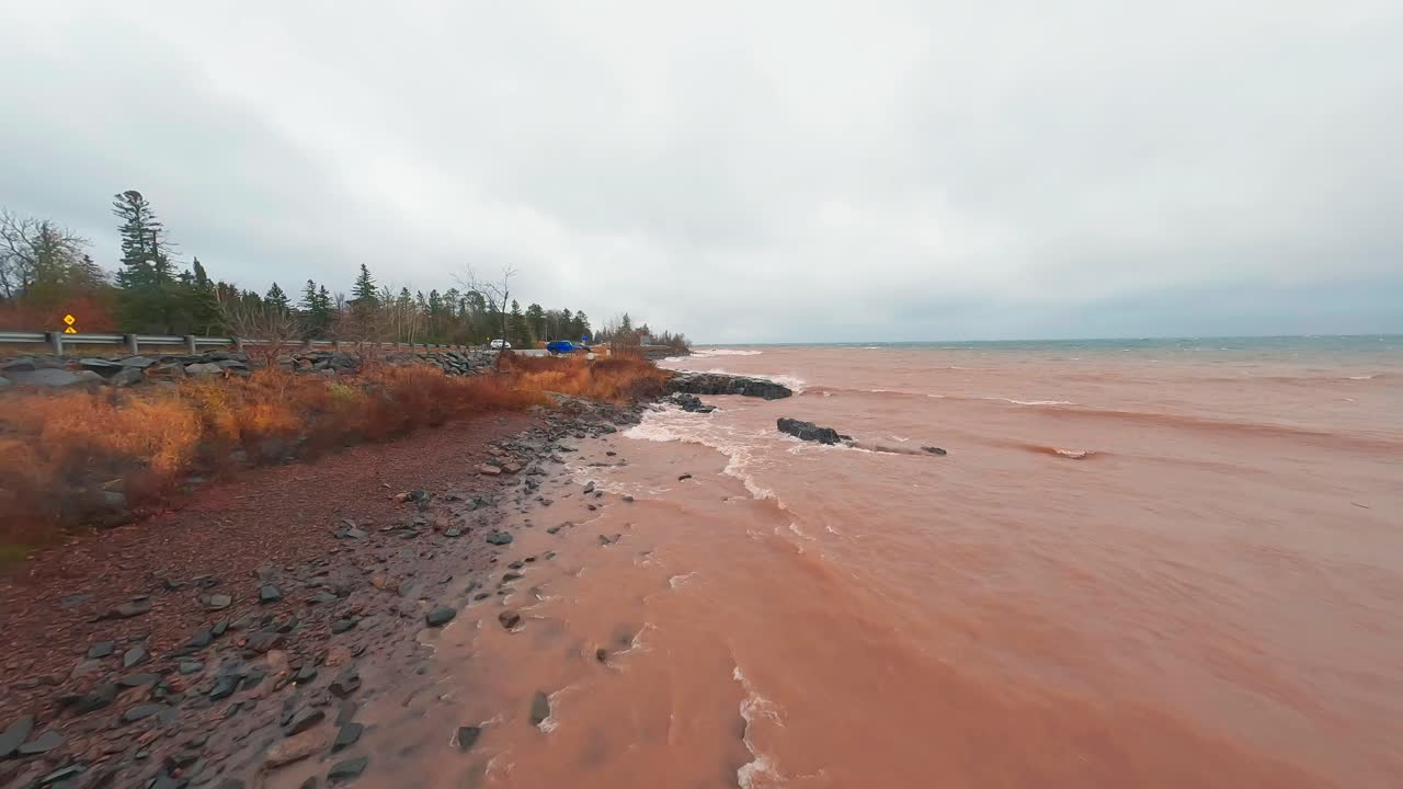 una tormenta en el lago superior en minnesota que sopla olas en la costa