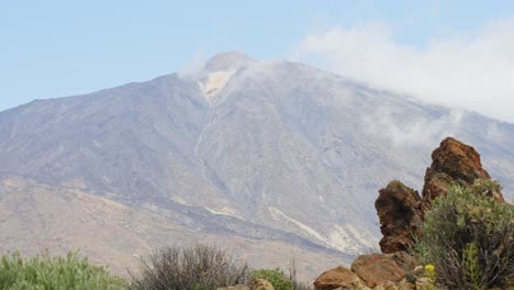 Massive-Teide-volcano-in-Canary-island,-tilt-up-view