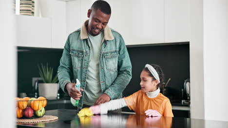 padre, hija o hijo limpiando la casa