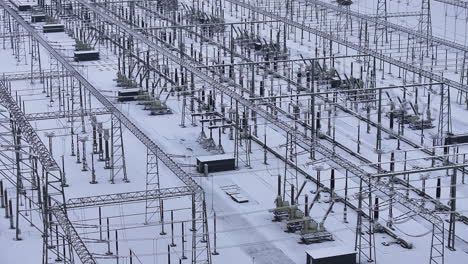 Estación-De-Transformación-De-Alta-Potencia-Cubierta-De-Nieve-Y-Hielo,-Toma-De-Camión-Con-Drones