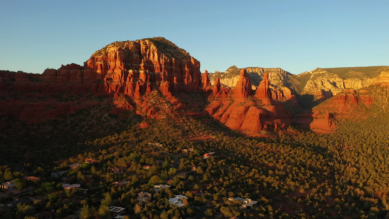 majestuosos acantilados de arenisca roja que se elevan en la ciudad rural de sedona durante la puesta de sol en arizona, ee.uu.