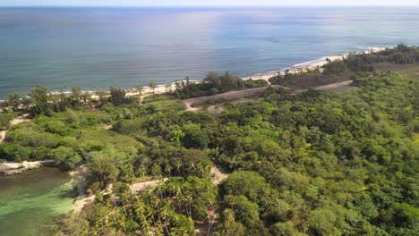 vista de drones de una pista de aterrizaje abandonada en la playa policial de haleiwa hawaii