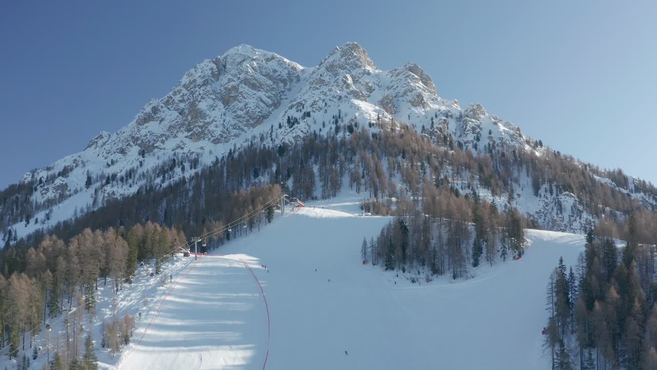 la temporada de esquí en la estación de esquí de kronplatz, tirol del sur, italia