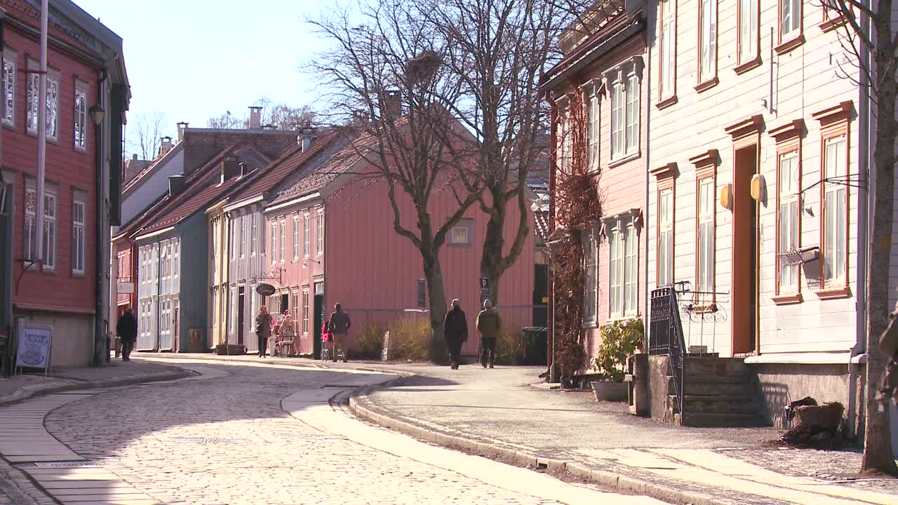 노르웨이 트론헤임의 거리를 따라 늘어선 다채로운 목조 건물 1