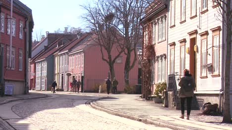 Bunte-Holzgebäude-Säumen-Die-Straßen-Von-Trondheim-Norwegen-1