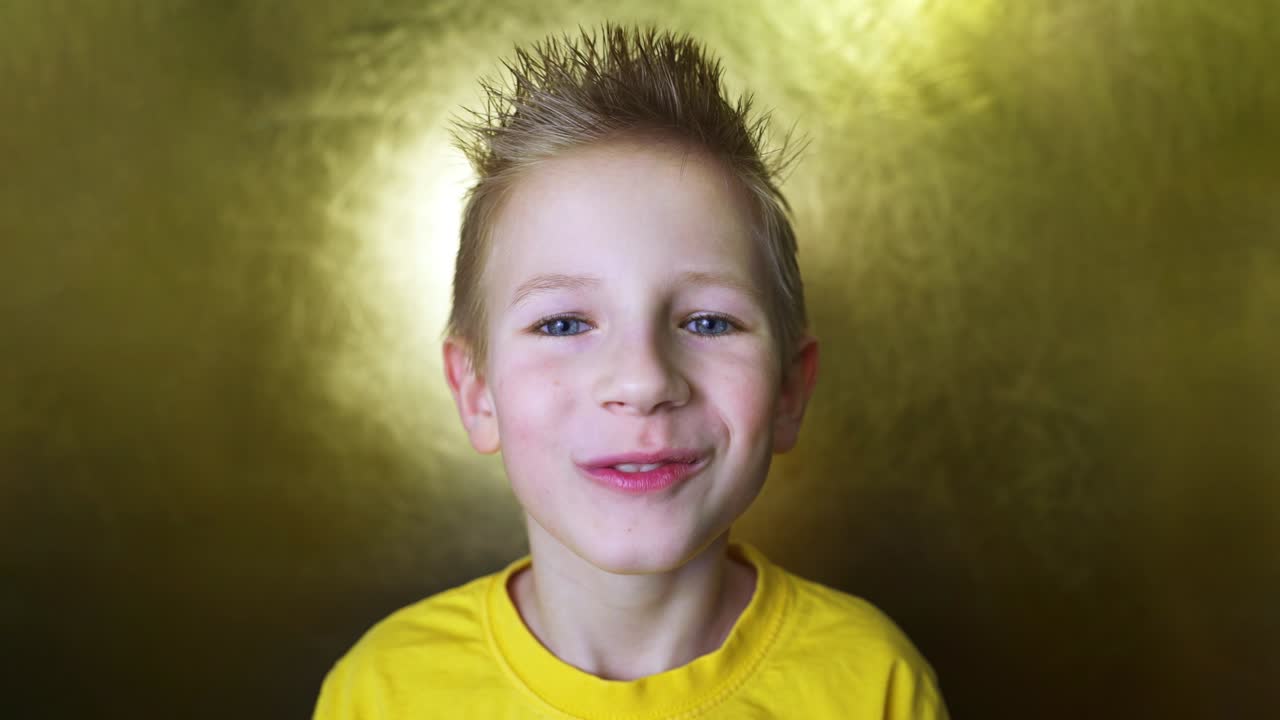 el rubio disfruta de los dulces, el niño feliz come una rosquilla de azúcar, el niño come comida chatarra.