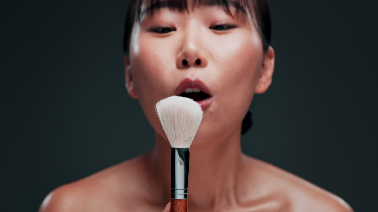 mujer aplicando maquillaje