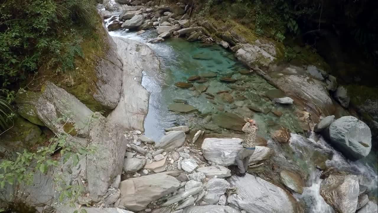 pesca con mosca de trucha en el río de montaña en verano