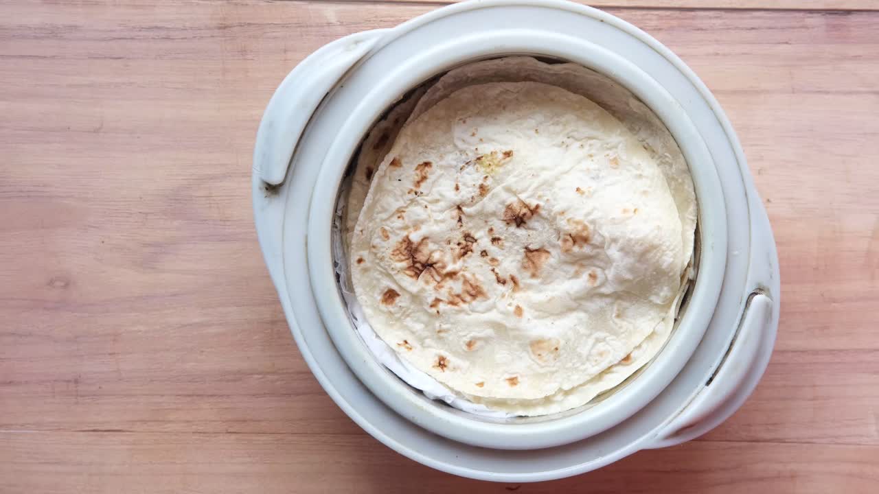 calentamiento de tortillas en un recipiente