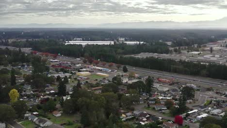 Fahrzeuge,-Die-Auf-Der-Interstate-5-Entlang-Der-Häuser-In-Der-Nachbarschaft-Von-Tillicum-In-Lakewood,-Washington,-USA,-Fahren