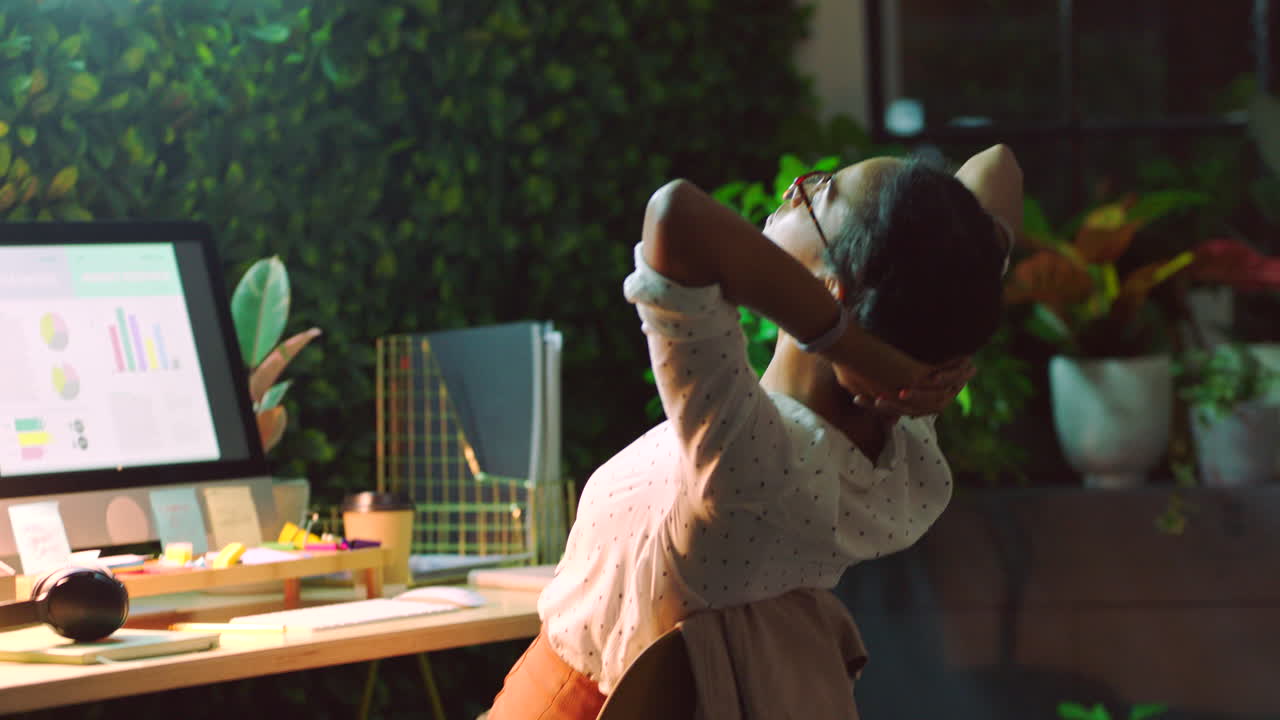 relajarse, mujer corporativa y estirarse en la computadora