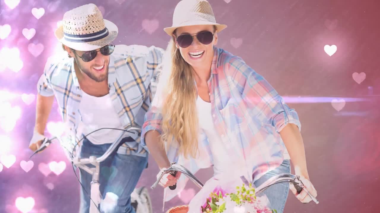 una pareja riendo en bicicleta bajo el sol