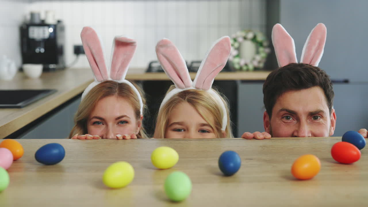 família celebrando a páscoa na cozinha