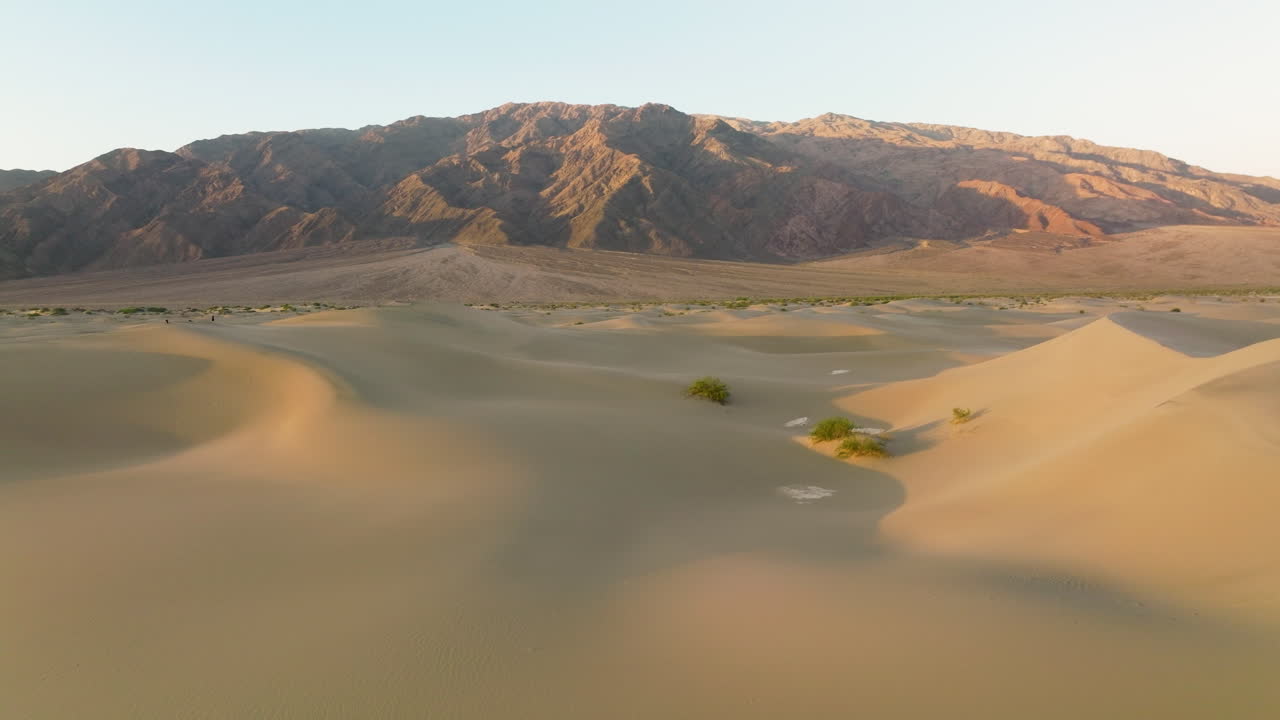 Dune di Sabbia nel Deserto all'Alba nella Death Valley, California, USA - ripresa aerea con drone