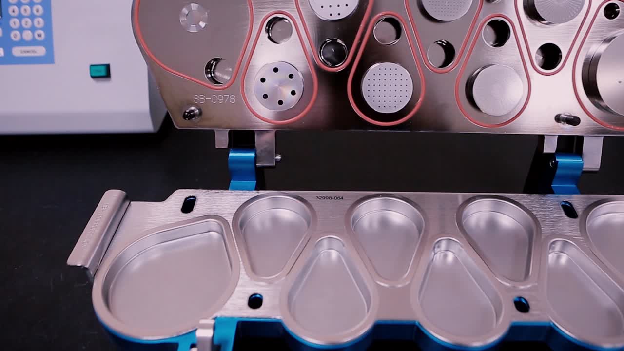 vista de cerca del equipo de laboratorio, posiblemente para la filtración o la preparación de muestras