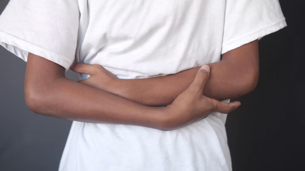 niño sosteniendo el estómago con dolor