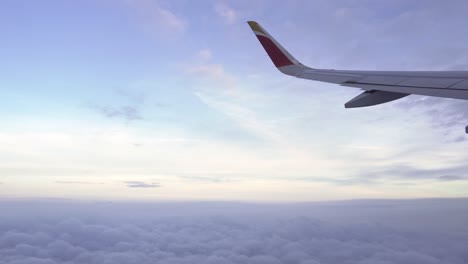 Flugzeugflügel-Fliegt-über-Den-Wolken-An-Einem-Schönen-Hellen-Nachmittag-Mit-Niedrigen-Wolken