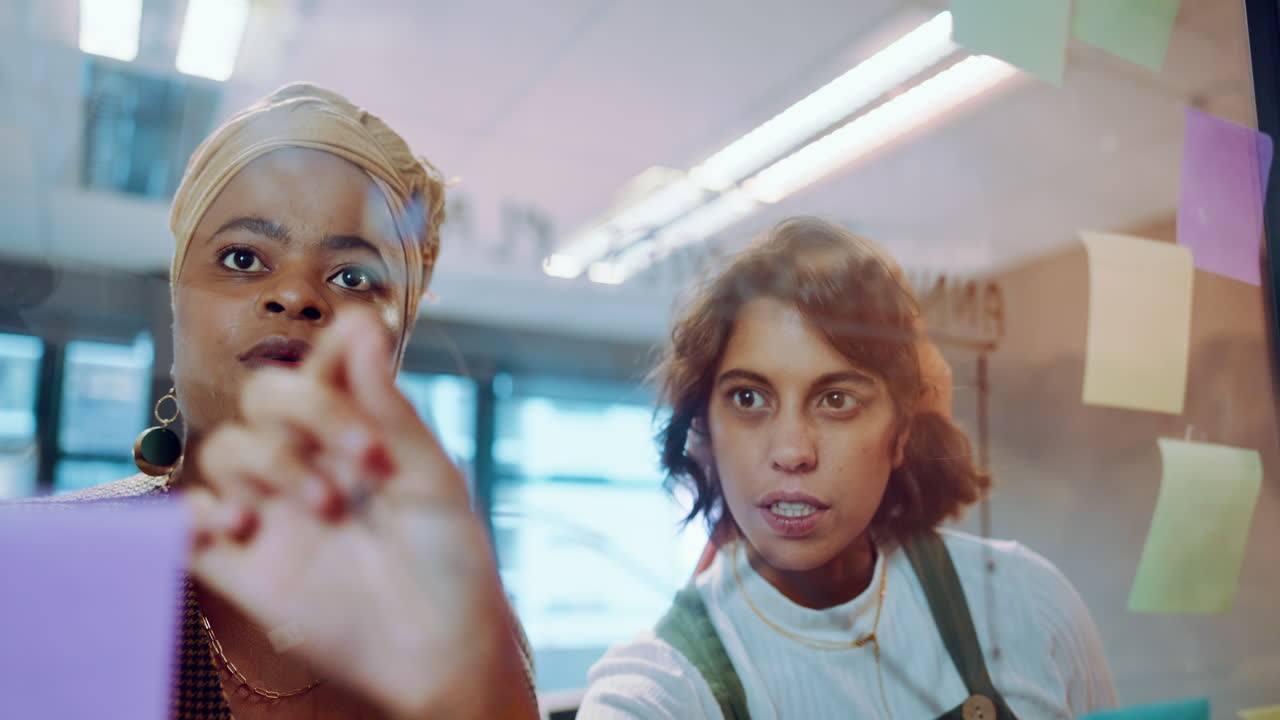 notas adhesivas, planificación y escritura en equipo en una pizarra