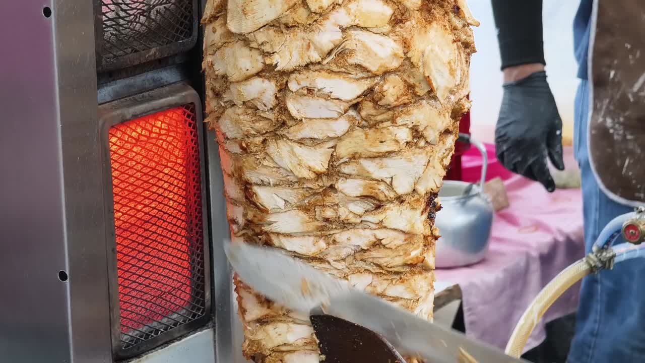 la preparación de shawarma de pollo