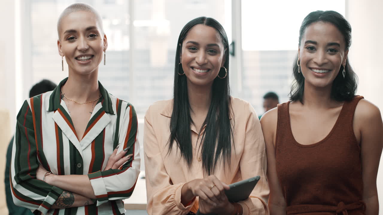 tres mujeres riendo en una reunión