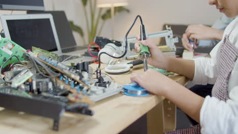 primer plano de dos niños haciendo un proyecto escolar en ingeniería