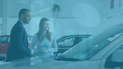 animación de procesamiento de datos sobre mujer caucásica con hombre de negocios en el salón de automóviles.