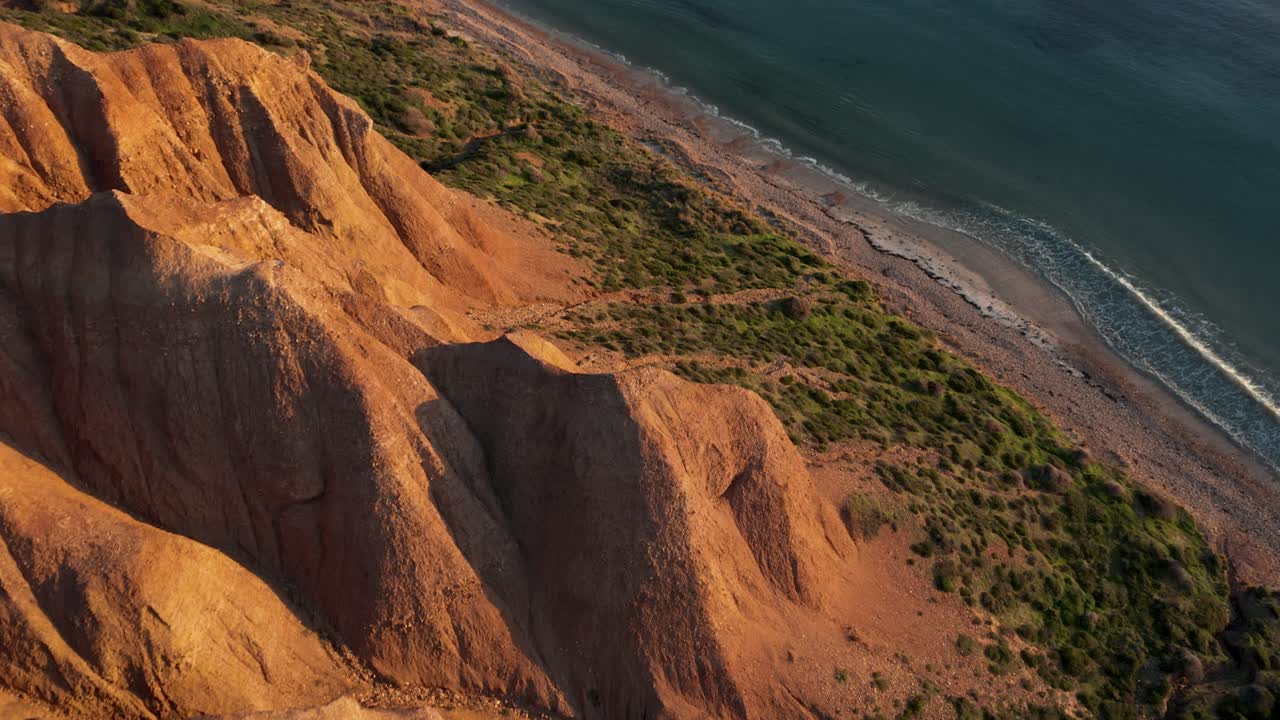 revelación aérea de la playa de sellicks del océano y los acantilados a la hora dorada del atardecer, península de fleurieu, sur de australia