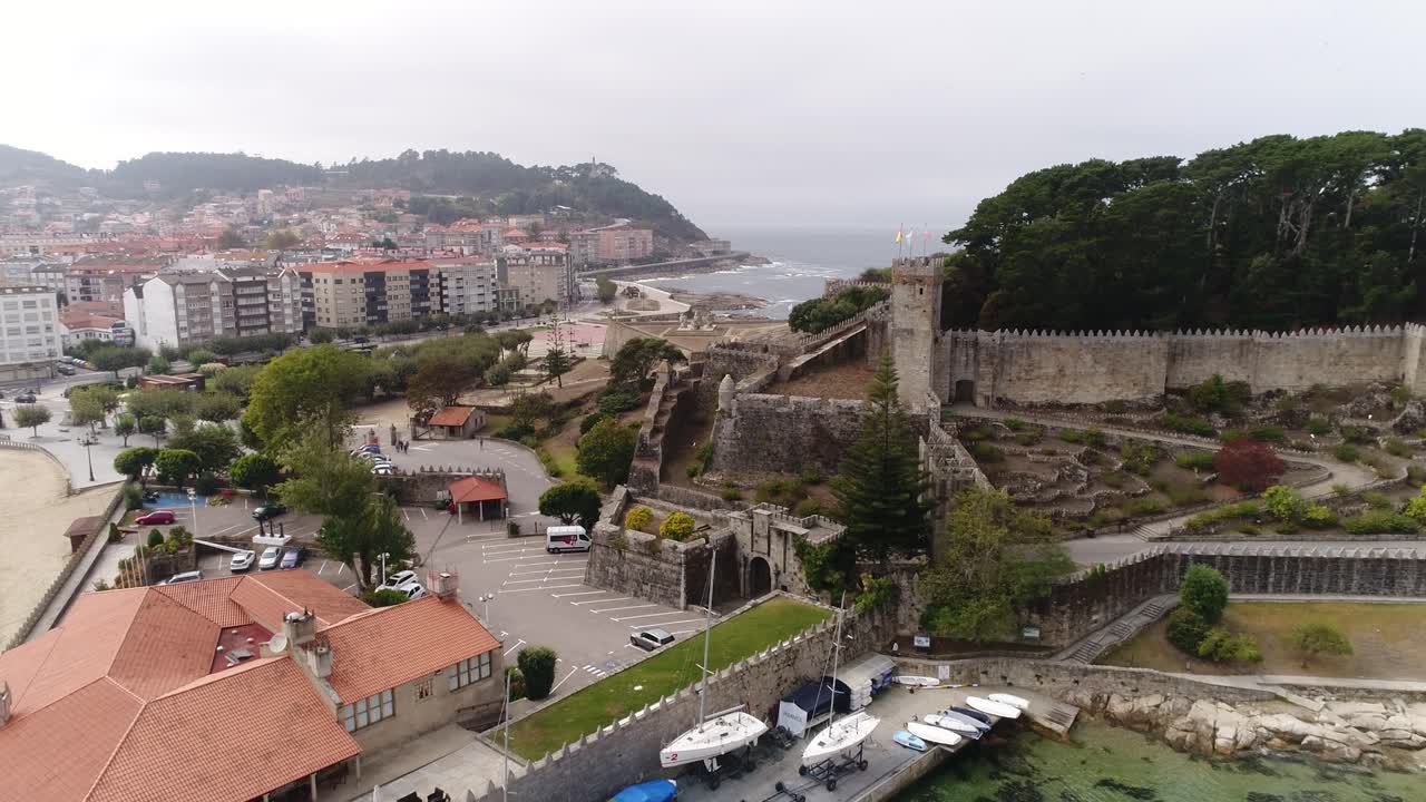 스페인 해안 도시 바이오나 의 공중 사진
