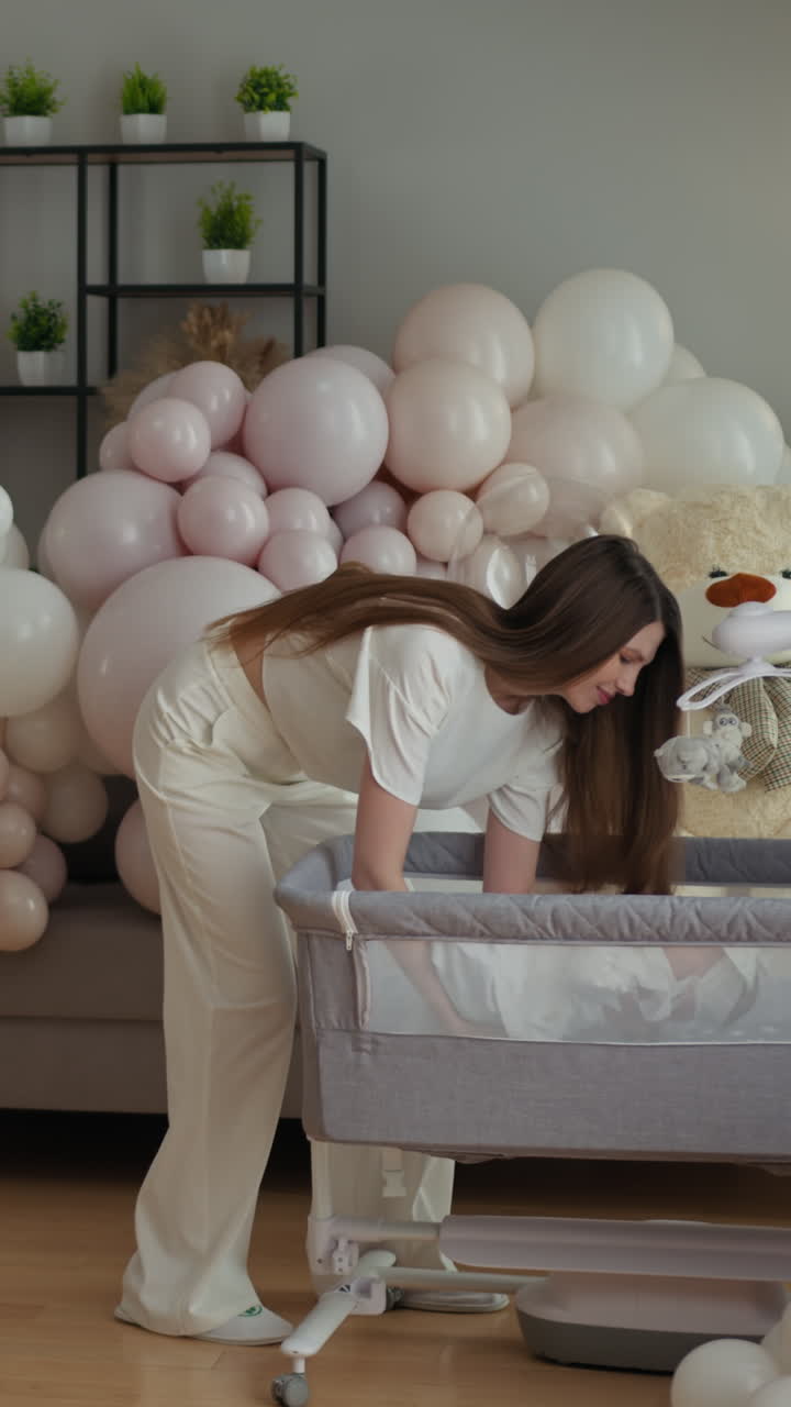 Madre interagisce amorevolmente con il suo neonato in una cameretta splendidamente decorata e piena di.