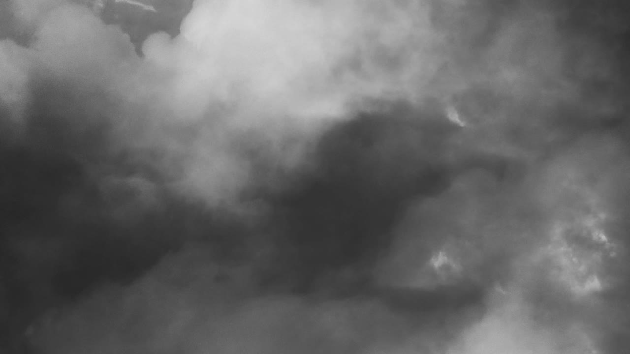 tormenta de 4k dentro de nubes oscuras