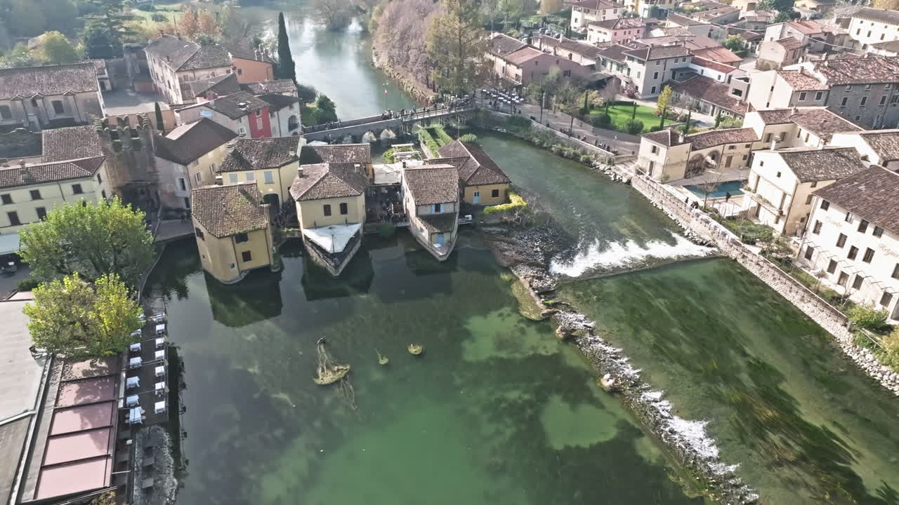 이탈리아 베로나에 있는 borghetto sul mincio에 있는 고대 집들이 있는 중세 마을을 날아다니며