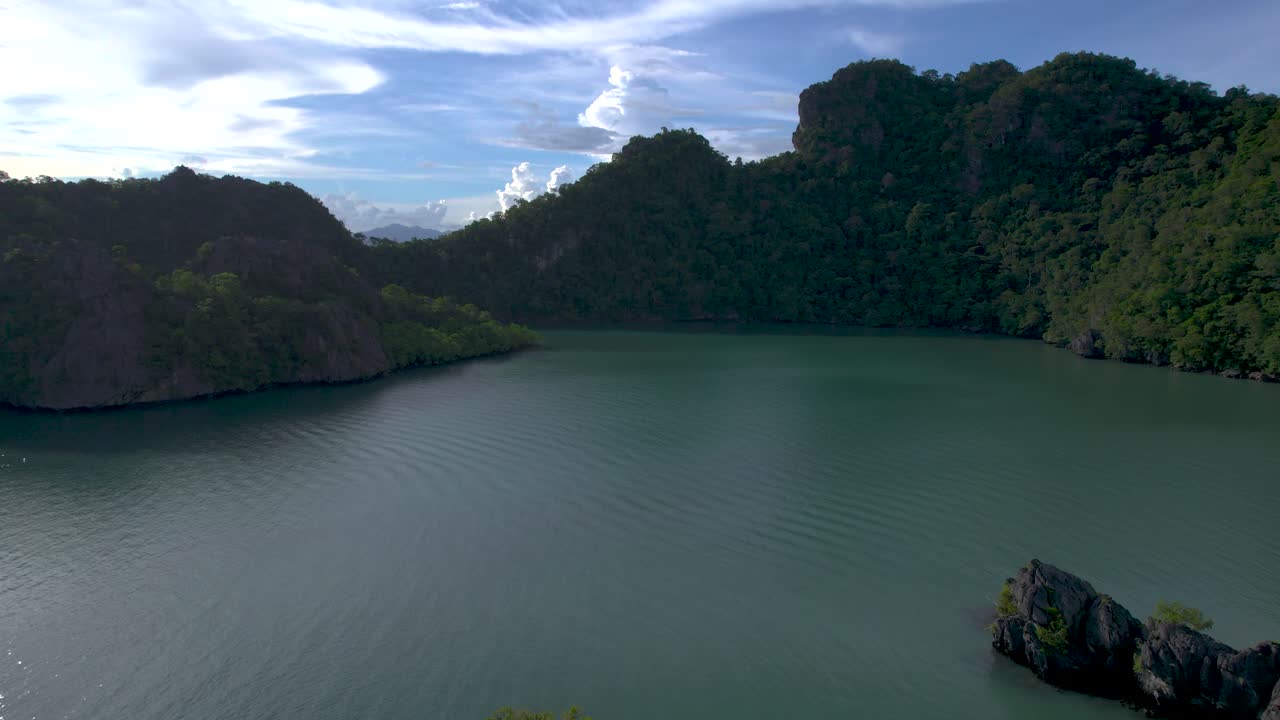 antena sobre bahía tranquila cerca de la playa de tanjung rhu en la isla de langkawi en kedah, malasia