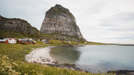 isla noruega con un pico de montaña y un pueblo de pescadores, isla sanna