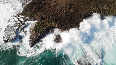 Vista-Superior-De-Poderosas-Olas-Espumosas-Golpeadas-En-La-Costa-Rocosa