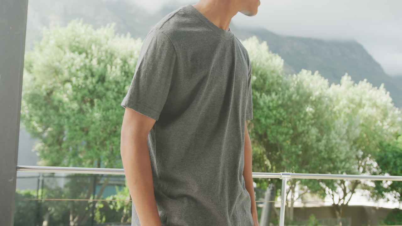 아프리카계 미국인 남자가 복사 공간과 함께 회색 티셔츠를 입은 느린 동작 비디오